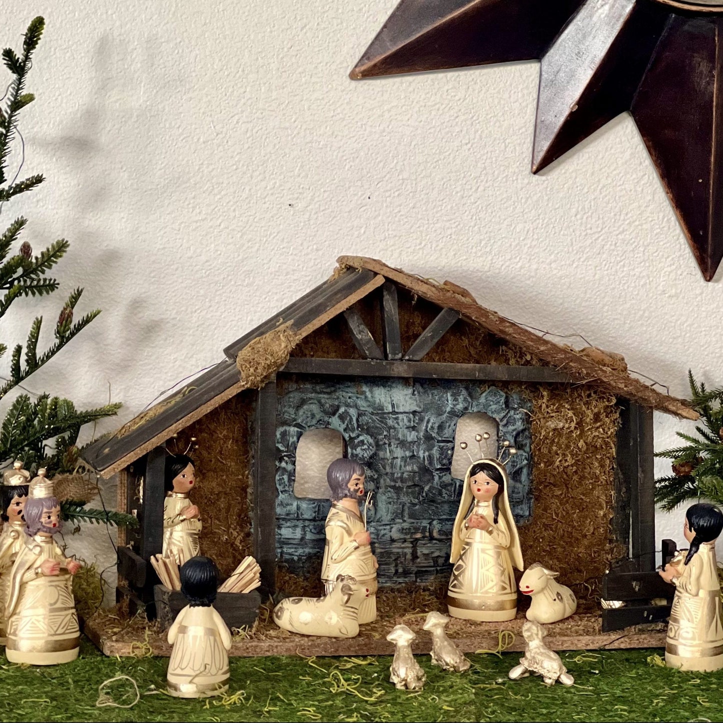 Beautiful 14 Pieces Large Hand Painted Clay Nativity 6in Beige image 1